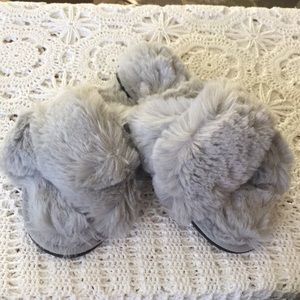New Gray Fluffy Cross Band Slippers Size Small
